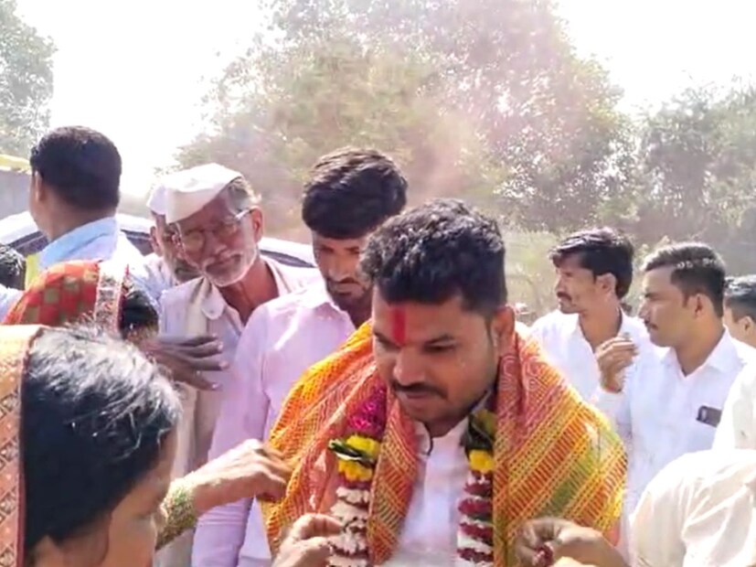 बीडच्या पाटोदा तालुक्यातील चिखली गावातील ऊसतोड मजूर राम लाड यांनी ऊस तोडणी करून मुलाला शिकवलं. त्या कष्टाचे चीज करत नागनाथ राम लाड याने एमपीएससी परीक्षा देत त्यात यश मिळवलं आणि वडिलांचं स्वप्न पूर्ण केलं. 