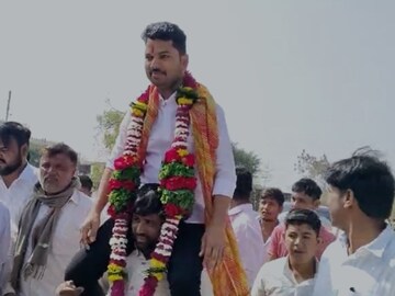 आई-वडिलांच्या कष्टाचं चीज, ऊसतोड कामगाराचा मुलगा झाला पोलीस अधिकारी, PHOTOS आई-वडिलांच्या कष्टाचं चीज, ऊसतोड कामगाराचा मुलगा झाला पोलीस अधिकारी, PHOTOS