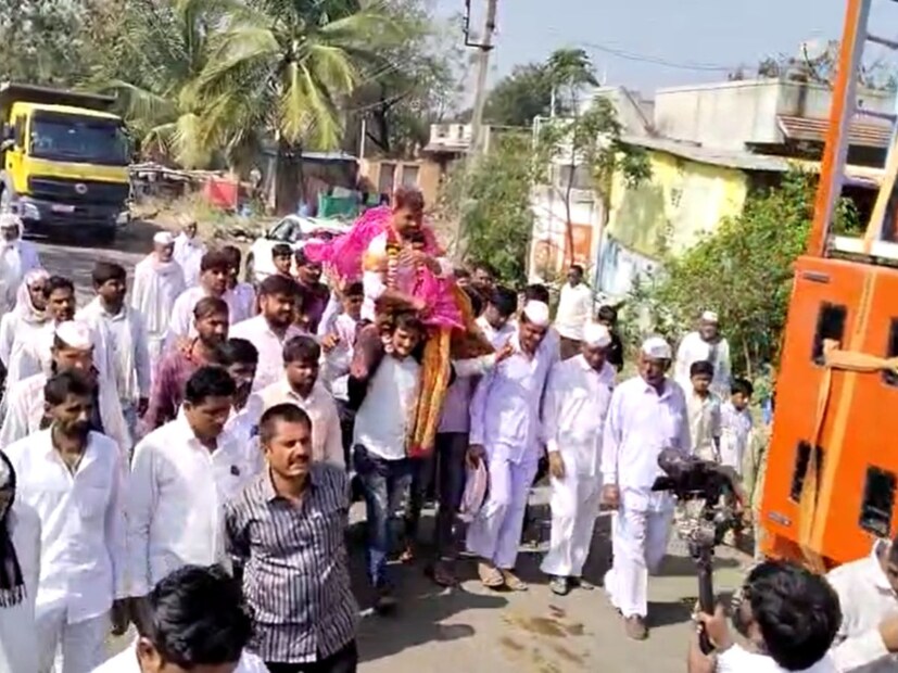 पोलीस अधिकारी होत त्यांनी वडिलांचं स्वप्न पूर्ण केलं आहे. यामुळे गावकऱ्यांनी नागनाथ यांची भव्य मिरवणूक काढून त्यांचं अनोखं स्वागत केलं आहे. गावात या तरुणाचे पोस्टर लावत त्याचं अभिनंदन करण्यात आलं आहे. 