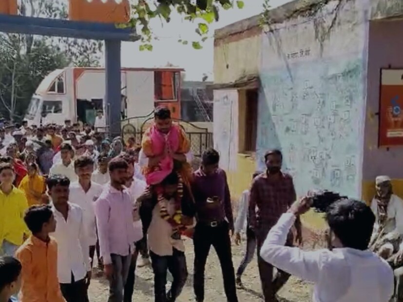 पोलीस अधिकारी होताच गावातील लोकांनी तरुणाचं जंगी स्वागत केलं. त्याला खांद्यावर उचलून घेत त्याची मिरवणूक काढण्यात आली. गळ्यात फुलांचा हार आणि गुलाल उधळत गावकरी त्याच्या आनंदात सहभागी झाले. यावेळी महिलांनीही औक्षण करत नागनाथचं स्वागत केलं. 