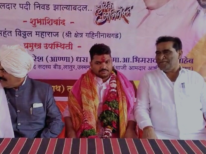 तरुणाने एमपीएससीमध्ये 42 वी रँक मिळवत यशाचं शिखर गाठलं आहे. आई-वडिलांनी कष्ट करून शिकवलं. मुलाच्या शिक्षणासाठी आणि घर चालवण्यासाठी ऊसतोडीचं काम केलं. आता मुलानेही आई वडिलांच्या या कष्टाचं पांग फेडत मोठं यश मिळवलं आहे. 