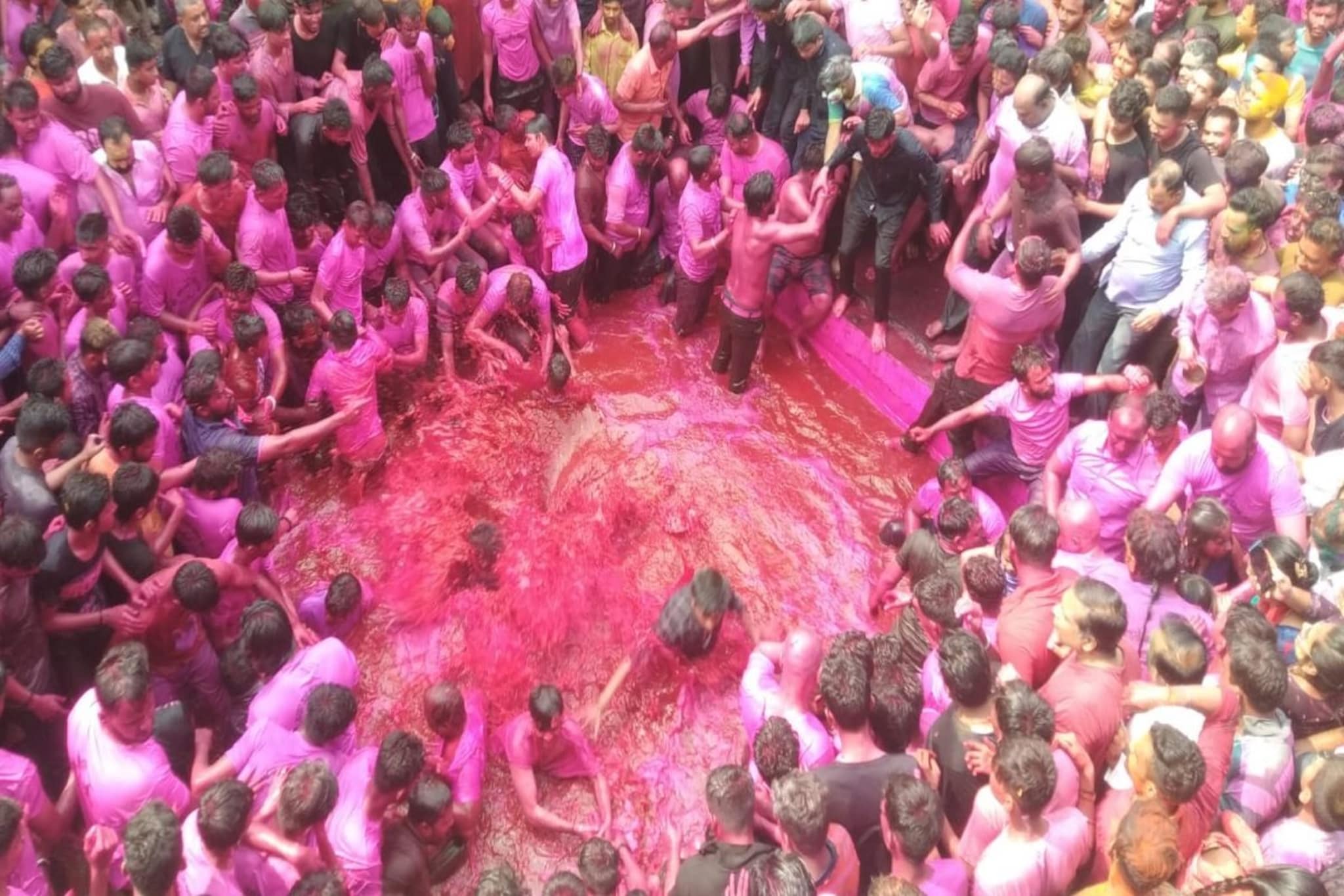 टाक की उडी, नाशिककर रहाडीत मनसोक्त बुडाले; पेशवेकालीन प्रथा आहे तरी काय? Photos