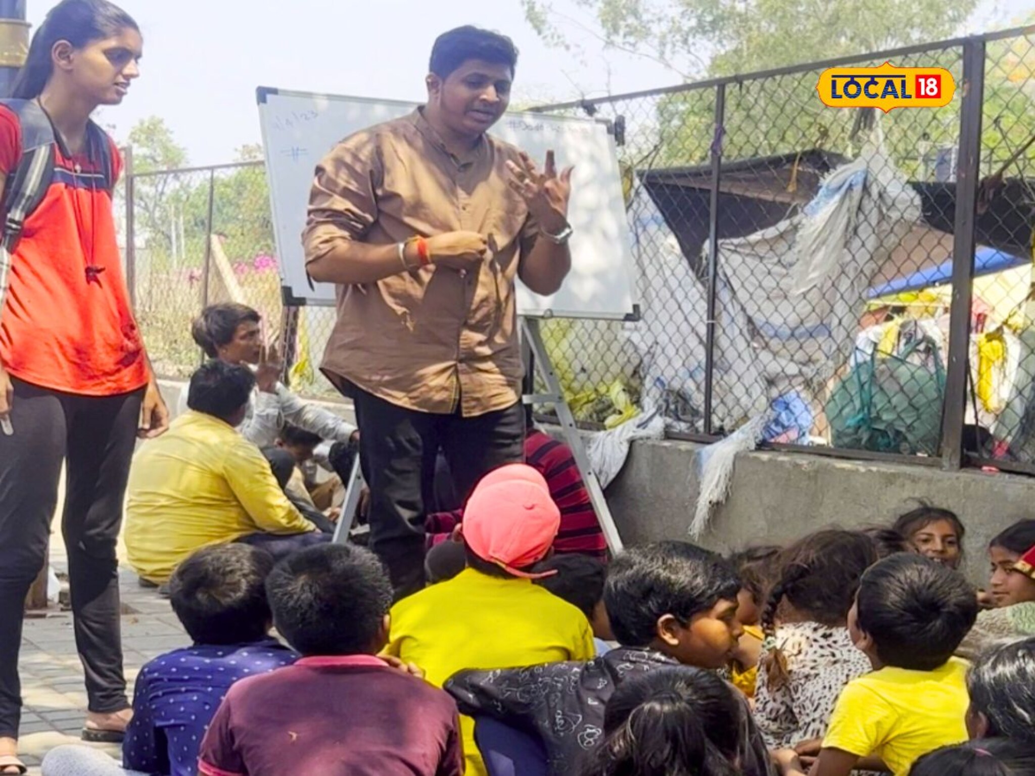 दादाच्या शाळेने मुलांना मिळाला आधार, रस्त्यावरच्या विद्यार्थ्यांचा होतोय फायदा PHOTOS