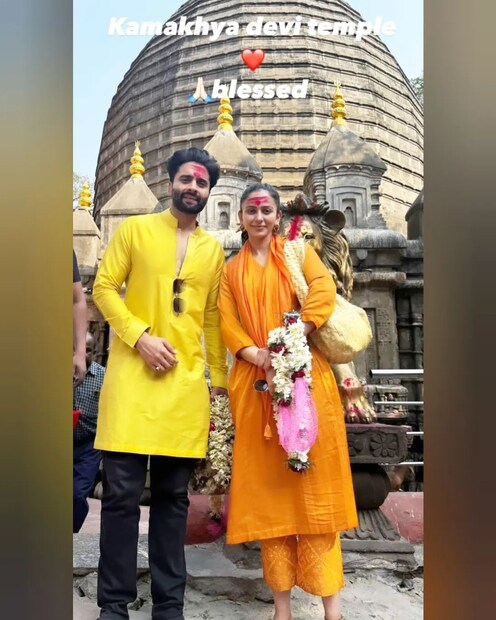 ऑरेंज रंगाचा ड्रेस आणि कपाळाला कामाख्या देवीचं कुंकू रकुलनं लावलं आहे. 