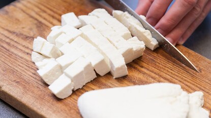 कच्च पनीर खाल्ल्याने शरीराला मिळतात 5 फायदे कच्च पनीर खाल्ल्याने शरीराला मिळतात 5 फायदे