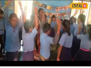 विद्यार्थ्यांना शिकवताना शिक्षिका विद्यार्थ्यांना शिकवताना शिक्षिका