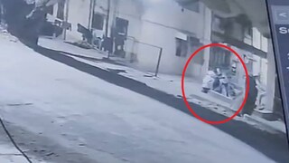 सोसायटीत पार्क केली स्कूटी अन्... सोसायटीत पार्क केली स्कूटी अन्...