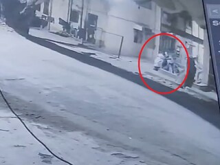 सोसायटीत पार्क केली स्कूटी अन्...