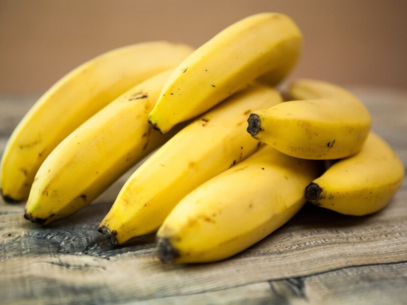 केळी : पेरू खाल्ल्यानंतर केळी खाल्ल्याने पोटाच्या अनेक समस्या उद्भवतात. पेरू हे आम्लयुक्त pH असलेले फळ असून केळी गोड असते. अशा परिस्थितीत जेव्हा तुम्ही हे दोन्ही एकत्र खाता तेव्हा गॅस, डोकेदुखी आणि पोटाशी संबंधित अनेक आजार होऊ शकतात.