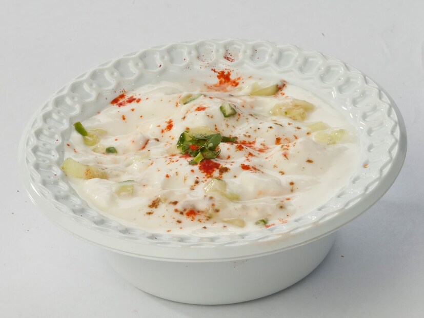 दही : आयुर्वेदाचार्यांच्या मते, पेरूसोबत किंवा लगेच दही खाणे टाळावे. असे केल्याने तुमच्या पोटात सर्दी होण्याचा धोका वाढू शकतो. याशिवाय तुम्हाला उलट्याही होऊ शकतात.