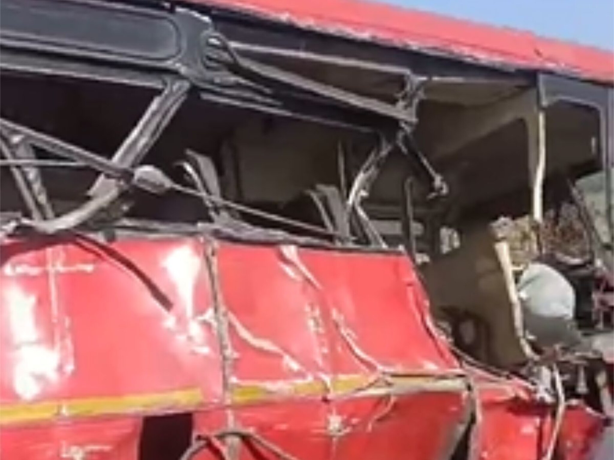 मोठी बातमी! जळगावात प्रवाशांनी भरलेल्या एसटीचा भीषण अपघात, बसचा चक्काचूर