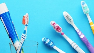 किती दिवसांनी बदलायला हवा टूथब्रश? एक चूक पडू शकते महागात