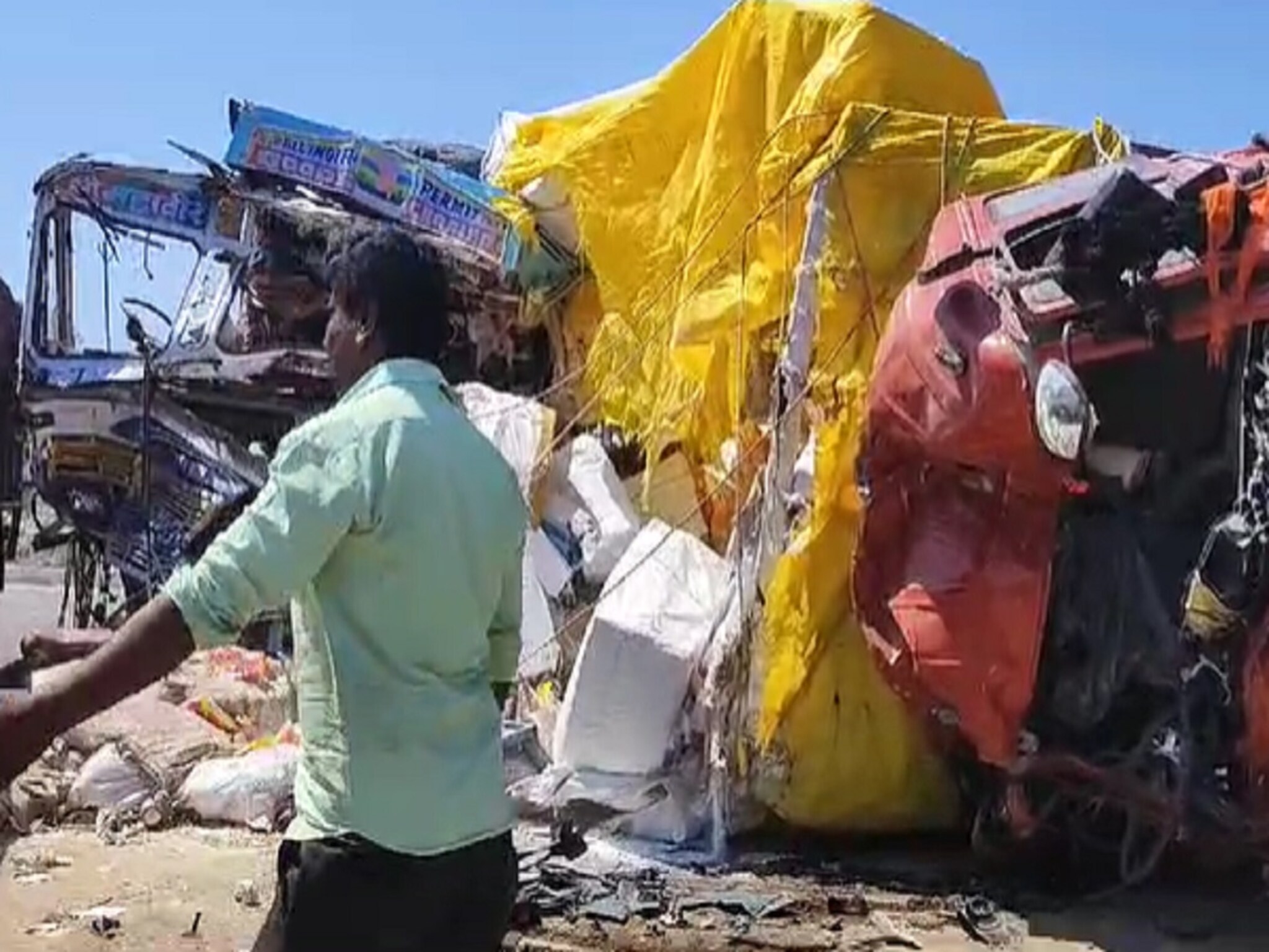 Buldhana : पुलाला भगदाड, एकेरी वाहतूक; वाहनांची समोरासमोर धडक, भीषण अपघातात चौघे ठार