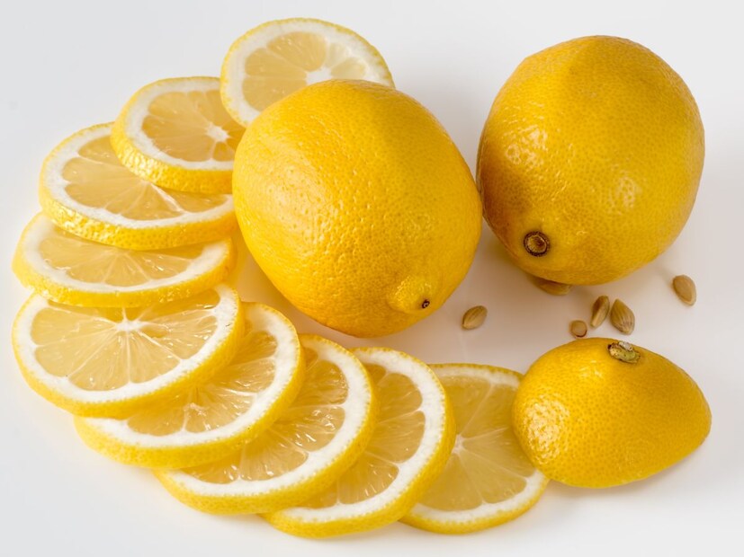 लिंबू : लिंबामध्ये अ‍ॅसिड असतं जे जीवाणू आणि विषाणूंपासून बचाव करतं. लिंबाचा रस एक ग्लास कोमट पाण्यात टाका. त्यात मध मिसळा आणि दररोज रिकाम्या पोटी प्या. काकडी डिसयुरियामध्ये काकडी एक प्रभावी औषध मानलं जातं. जेव्हा शरीर हायड्रेटेड राहतं तेव्हा शरीरातील सर्व विषारी द्रव्य लघवीवाटे शरीराबाहेर जातात, त्यामुळे कोणत्याही प्रकारच्या संसर्गाचा धोका राहत नाही. 