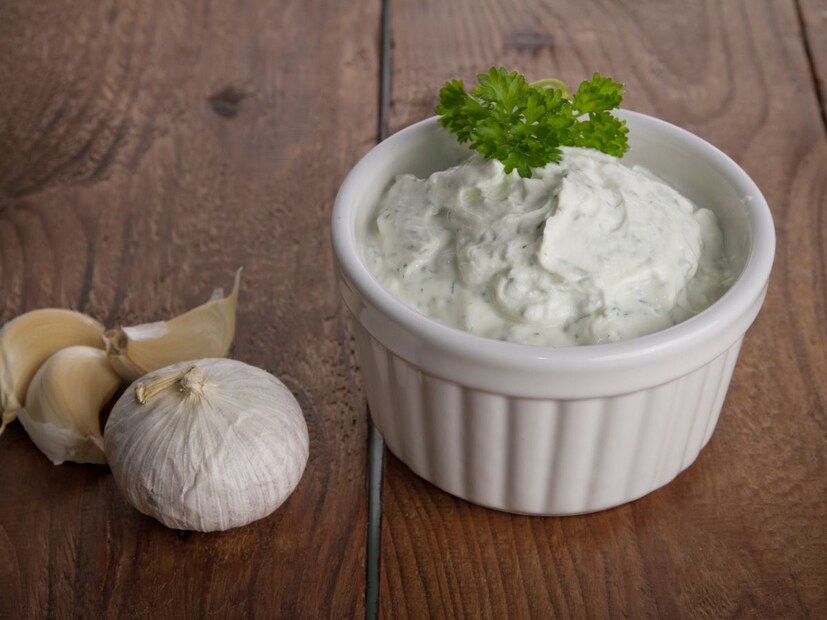 दही दह्यामध्ये असे जीवाणू आहेत जे शरीरातले हानिकारक जीवाणू काढून टाकण्यासाठी कार्य करतं. दही खाल्ल्यानं लघवीमधील पीएच पातळी सामान्य राहण्यास मदत होते. दररोज तीन कप दही खाल्ल्यास लघवीच्या संसर्गामध्ये बराच फायदा होतो. 