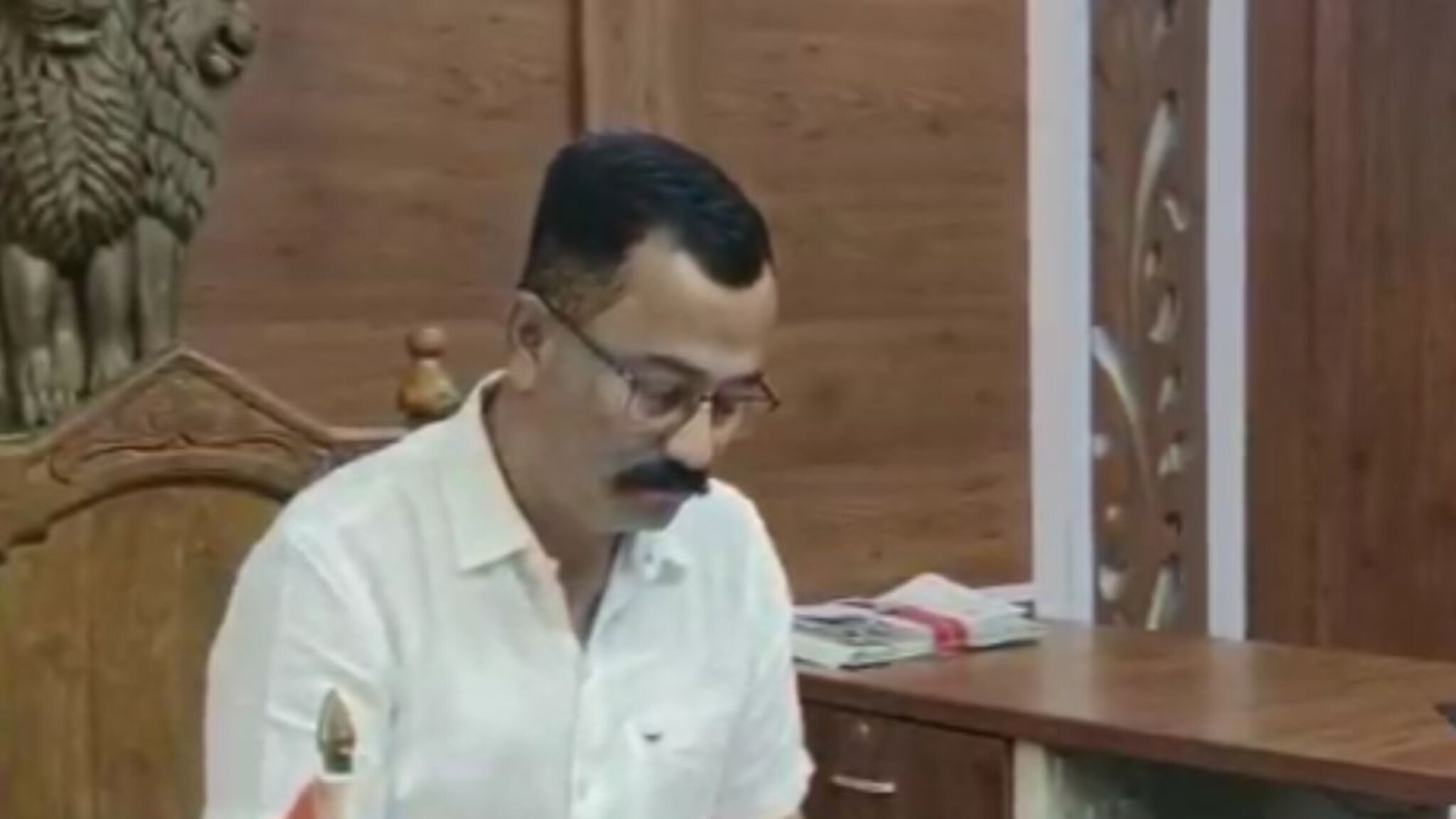 निवडणूक काळात सुट्टी घेणाऱ्या अधिकाऱ्यांना चाप लावण्यासाठी अधिकाऱ्याची युक्ती