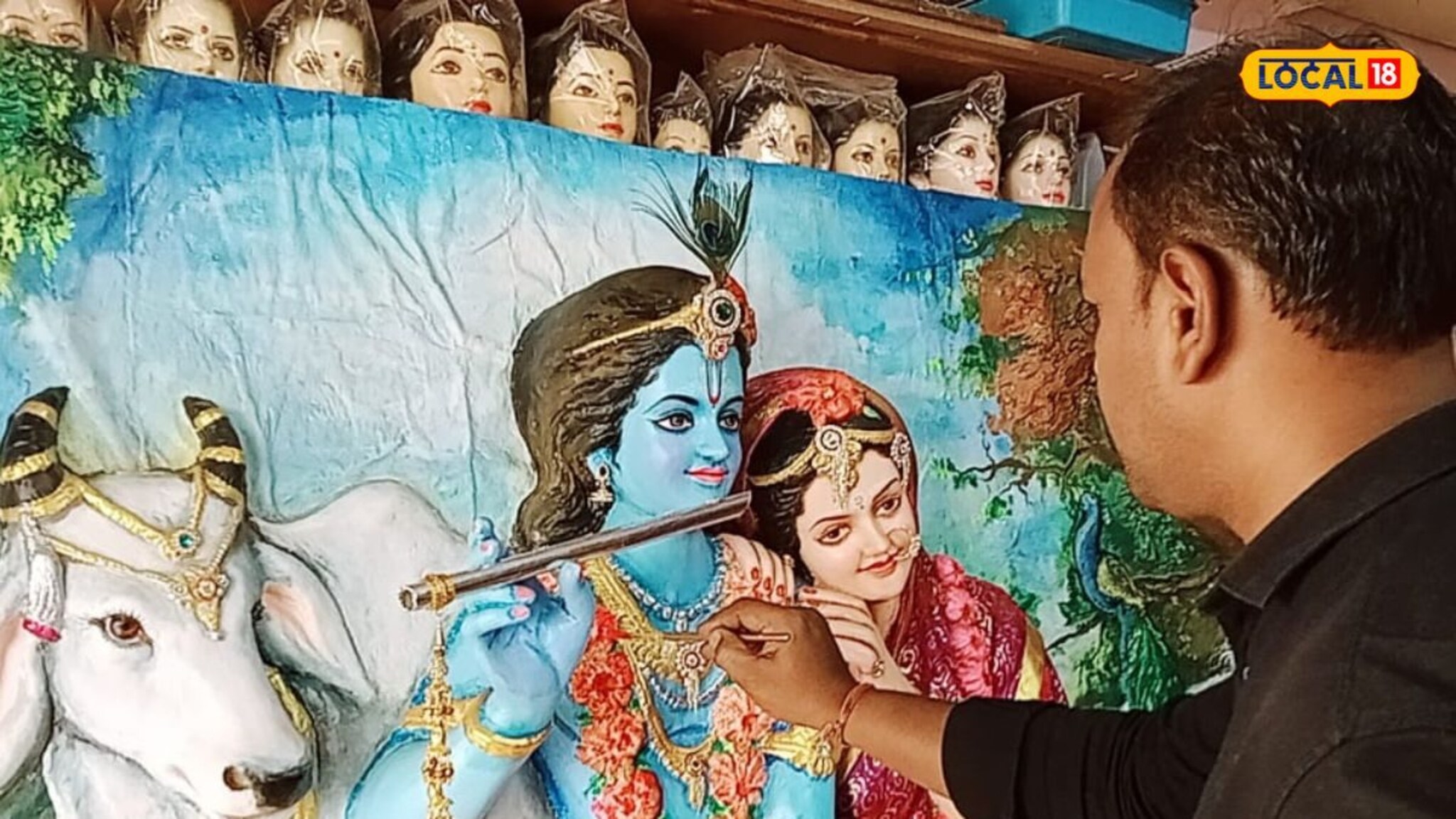 पारंपरिक मूर्तिकलेला फाटा देत youtube बघून शिकले फायबर आर्ट; मूर्ती वेधतायत लक्ष