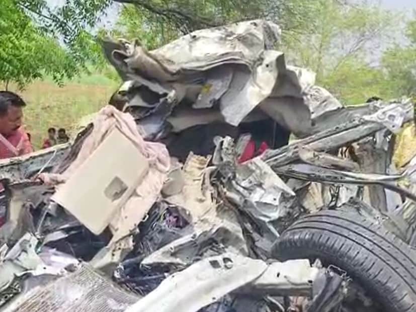 लातूर जिल्ह्यामध्ये ट्रक आणि कारचा भीषण अपघात झाला आहे, या अपघातामध्ये चार जणांचा मृत्यू झाला आहे. 