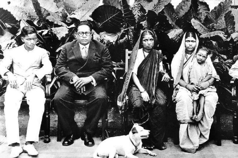 2) या फोटोत डॉ. बाबासाहेब आंबेडकर आपली पहिली पत्नी रमाबाई आणि मोठा मुलगा यशवंत (डावीकडे) यांच्यासोबत दिसत आहेत. उजवीकडे त्यांचा मोठा भाऊ आनंद यांची पत्नी आहे. आंबेडकरांना पाच मुलं होती; पण यशवंत वगळता इतर चौघे बालपणीच मरण पावले. रमाबाई नऊ वर्षांच्या आणि बाबासाहेब 15 वर्षांचे असताना त्यांचं लग्न झालं होतं. रमाबाईंचं वयाच्या 37व्या वर्षी दीर्घ आजाराने निधन झालं. आंबेडकरांची प्रगती आणि उच्च शिक्षणासाठी रमाबाईंचं फार मोठं योगदान आणि समर्पण होतं.