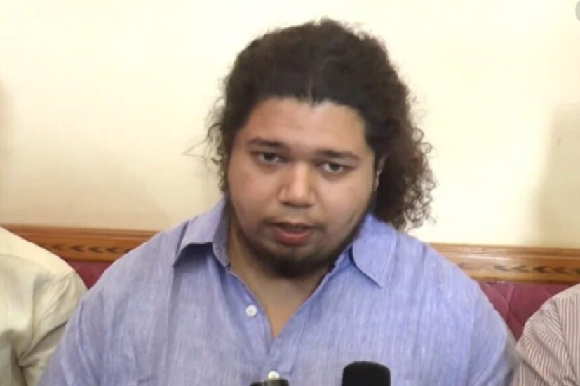 10) प्रकाश यांचा मुलगा सुजात हा डॉ. आंबेडकरांच्या चौथ्या पिढीचं प्रतिनिधित्व करतो. सुजातसोबत त्याची अनेक चुलत भावंडंदेखील आहेत. 26 वर्षांचा सुजात सध्या ट्विटरवर खूप सक्रिय आहे. तो सार्वजनिक सभा घेतो. मोठा जनसमुदाय आकर्षित करण्याची क्षमता त्याच्यामध्ये आहे. त्याचे कुरळे केस त्याला वेगळा लुक देतात. सुमारे तीन वर्षांपूर्वी त्याने दलित आणि वंचितांसाठी एक वेबसाइट सुरू केली. फर्ग्युसन कॉलेजमधून पत्रकारितेची पदवी घेतली असली, तरी तो वडिलांना राजकारणात साथ देत आहे. कॉलेजमधल्या एका रॉक बँडचाही तो सदस्य होता.