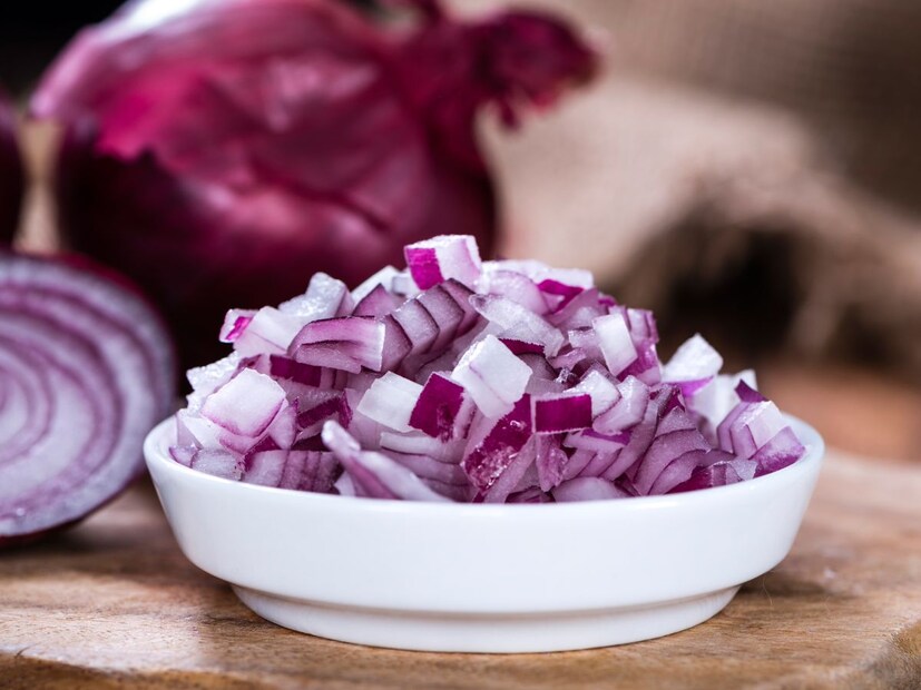 मॅजिक ग्रेव्ही रेसिपी : सर्व प्रथम, सुमारे 4 मोठे कांदे हाताने बारीक चिरून घ्या. इथे लक्षात ठेवा कांदा मिक्सरमध्ये किंवा चॉपरमध्ये फार बारीक चिरून घेऊ नये. हाताने बारीक चिरून घ्या. 