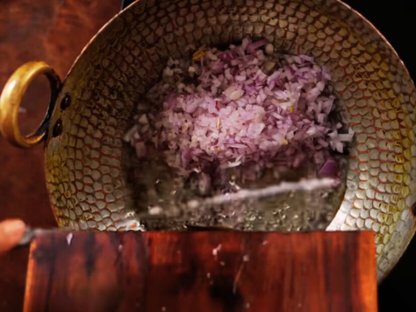 आता गॅसवर तवा ठेवा आणि त्यात तेल गरम करण्यासाठी ठेवा. या गरम तेलात 2 ते 3 तमालपत्र, 1 चमचे जिरे, 7 ते 8 लवंगा, 4 ते 5 लहान वेलची, अर्धा चमचा शाह जिरे, 2 दालचिनीचे तुकडे आणि आता या तेलात सोबत कांदा टाका. कांदे भाजत असताना 4 ते 5 हिरव्या मिरच्या आणि आल्याचा तुकडा बारीक चिरून घ्या. तळताना कांदा हलका गुलाबी झाला की, त्यात बारीक चिरलेली हिरवी मिरची आणि आले घाला. हे सर्व मसाले कढईत मंद आचेवरच भाजून घ्या.