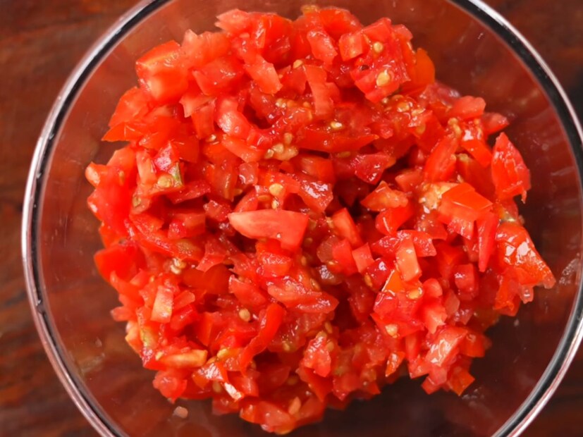 आता टोमॅटोची पाळी येते. जर तुम्ही 4 कांदे घेतले असतील तर तुम्हाला 8 मोठ्या आकाराचे टोमॅटो घ्यावे लागतील आणि जर तुम्ही लहान आकाराचे टोमॅटो घेतले असतील तर तुम्हाला किमान 10 टोमॅटो घ्यावे लागतील. आता हे टोमॅटो बारीक चिरून घ्या. मात्र आपण इच्छित असल्यास, आपण मिक्सरमध्ये टोमॅटो पेस्ट बनवू शकता.