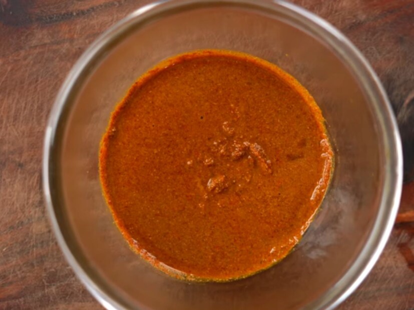 आता कोरड्या मसाल्यांचे मिश्रण तयार करा. एका भांड्यात एक चमचा हळद, एक चमचा जिरेपूड, ३ चमचे हिरवे धणे, १ चमचा तिखट आणि १ चमचा गरम मसाला पावडर घाला. थोडे पाणी घालून या मसाल्यांची पेस्ट बनवा. आता गॅसवर शिजत असलेल्या कांद्यामध्ये ही मसाल्याची पेस्ट घाला. पाणी घालून मसाले शिजवण्याचा फायदा म्हणजे, प्रथम मसाले फुगतात आणि दुसरे म्हणजे ते पॅनमध्ये जळत नाहीत.