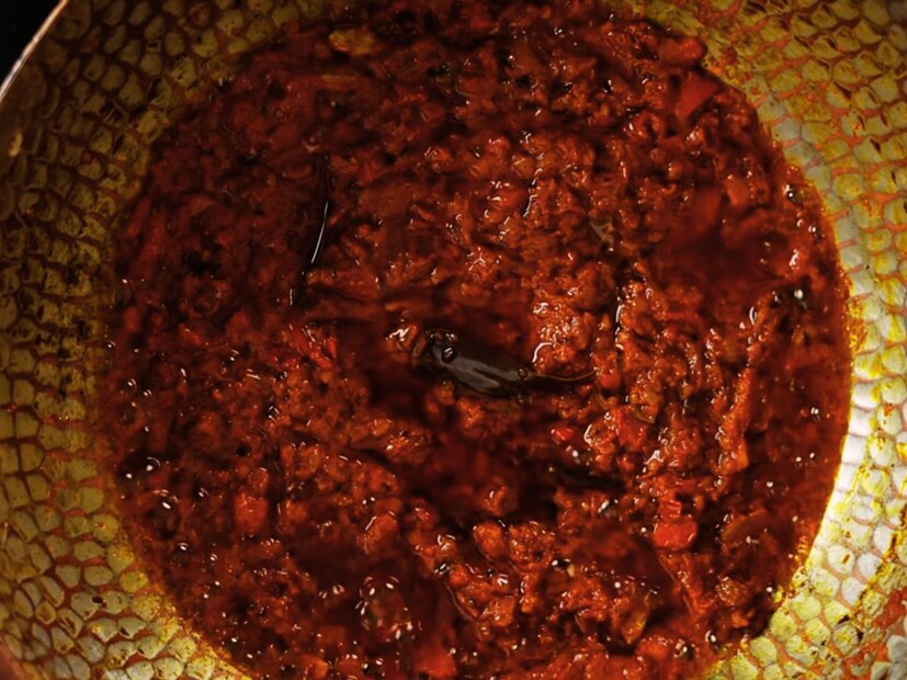 या ग्रेव्हीसाठी तुम्ही 10 ते 15 काजू भिजवून त्याची पेस्ट बनवावी. तुमची ग्रेव्ही पूर्णपणे शिजल्यावर टोमॅटो मऊ होतात आणि सर्व ग्रेव्ही तेल वर येते, नंतर त्यात शेवटी काजूची पेस्ट घालावी. हे तुमच्या ग्रेव्हीला क्रीमी टेक्सचर देईल. काजूची पेस्ट ग्रेव्हीमध्ये चांगली मिसळेपर्यंत शिजवा.