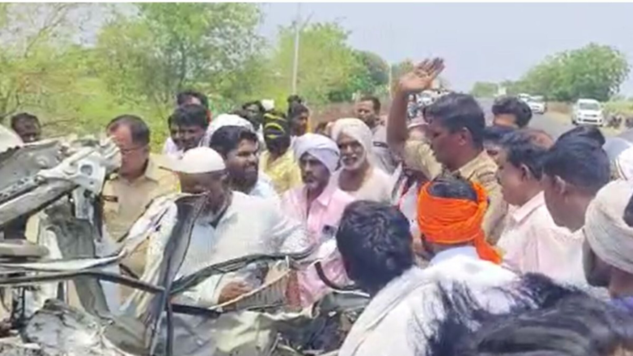 Latur accident :  लातूरमध्ये ट्रक आणि कारचा भीषण अपघात, 4 जणांचा जागीच मृत्यू