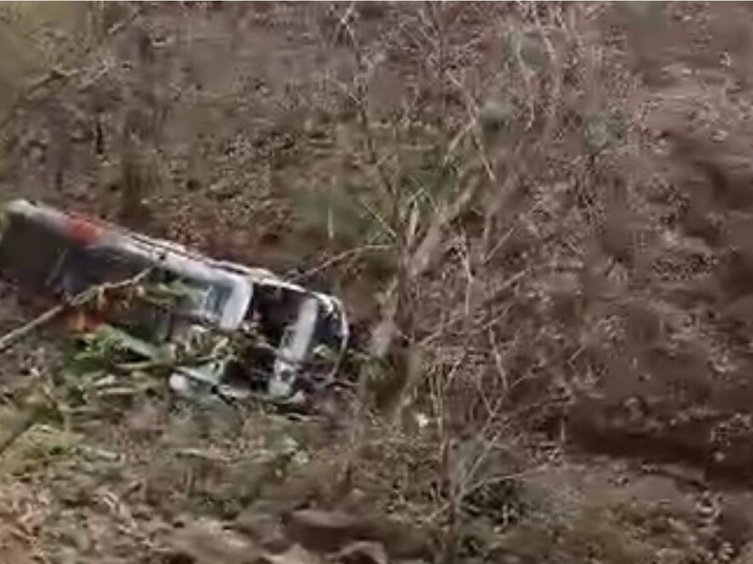 या अपघातामध्ये 20 ते 25 प्रवासी जखमी झाले आहेत. जखमी प्रवाशांना उपचारासाठी तातडीनं दर्यापूर आणि बुऱ्हाणपूर येथील रुग्णालयात दाखल करण्यात आलं आहे. 