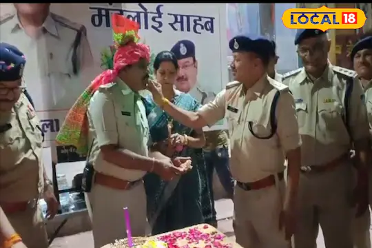 मध्यप्रदेशातील शाजापूर जिल्ह्यातील शुजालपूर पोलीस ठाण्यात हा प्रकार पाहायला मिळाले. शुजालपूर पोलीस ठाण्याचे प्रभारी सेवानिवृत्त झाल्यानंतर त्यांना संस्मरणीय निरोप देण्याचे नियोजन संपूर्ण पोलीस विभागाने केले होते. शाजापूरचे पोलीस अधीक्षकही या कार्यक्रमात सहभागी झाले होते. मध्यप्रदेशातील शाजापूर जिल्ह्यातील शुजालपूर पोलीस ठाण्यात हा प्रकार पाहायला मिळाले. शुजालपूर पोलीस ठाण्याचे प्रभारी सेवानिवृत्त झाल्यानंतर त्यांना संस्मरणीय निरोप देण्याचे नियोजन संपूर्ण पोलीस विभागाने केले होते. शाजापूरचे पोलीस अधीक्षकही या कार्यक्रमात सहभागी झाले होते.