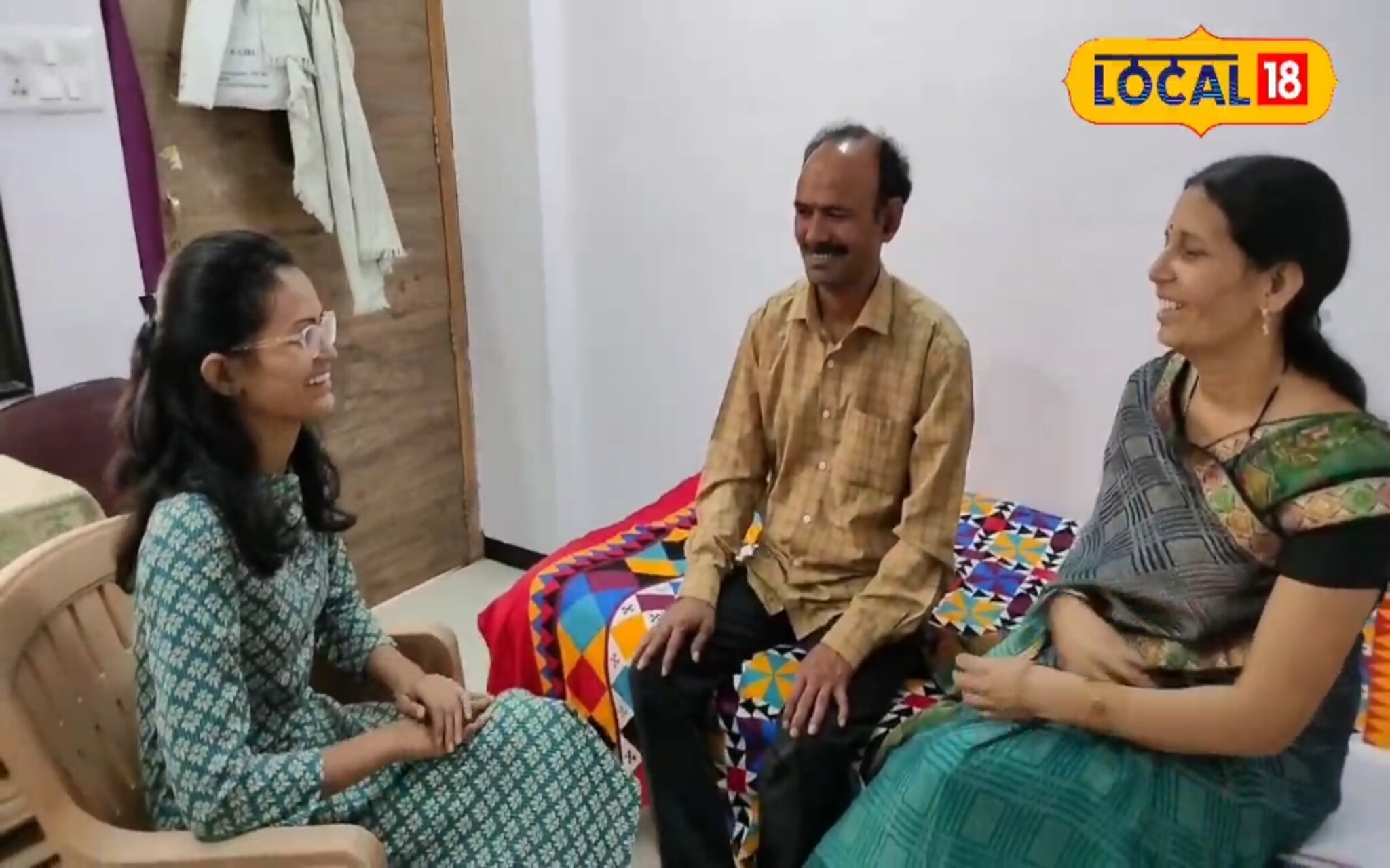 चहा विक्रेत्याची मुलगी बनली पहिल्याच प्रयत्नात PSI, सेल्फ स्टडी करून कसं मिळवलं यश? Video