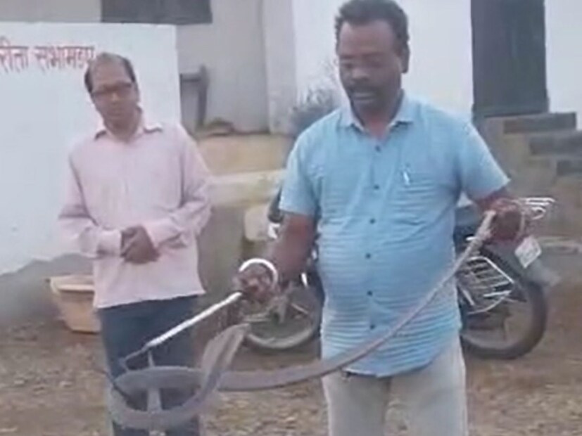  <a href="https://news18marathi.com/photogallery/viral/snake-interesting-fact-how-to-identify-the-age-of-snake-method-told-by-experts-mhsz-1158078.html">नाग मोठा असल्यामुळे</a> तसेच गर्दी पाहून तो आक्रमक झाल्यामुळे सर्पमित्रांना देखील त्याला पकडण्यासाठी बराच वेळ लागला