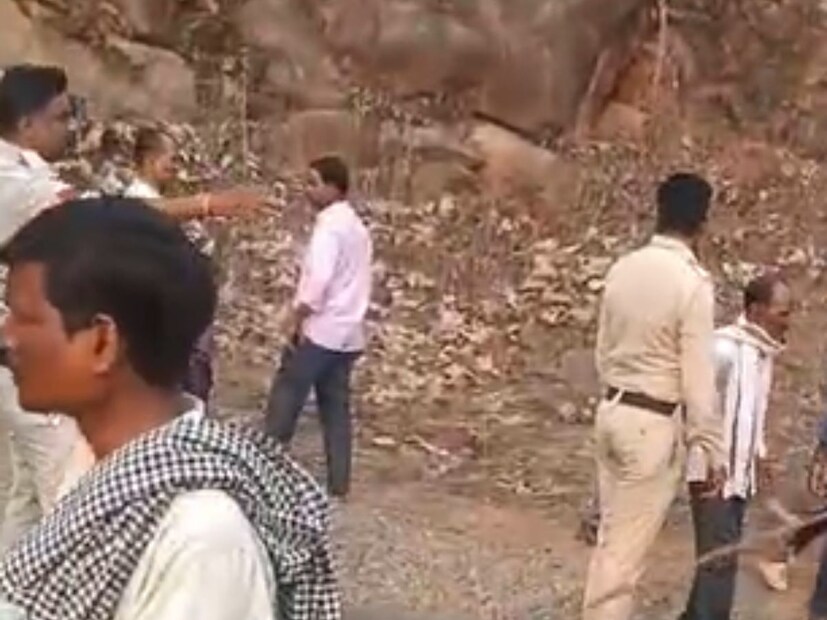 अपघाताची माहिती मिळताच मध्यप्रदेश पोलीस रुग्णवाहिकेसह घटनास्थळी दाखल झाले. बस दरीत कोसळल्यानं बचाव कार्यात अडथळे येत होते. मात्र पोलिसांनी सर्व जखमींची सुखरूप सुटका करत त्यांना रुग्णालयात दाखल केलं आहे. 