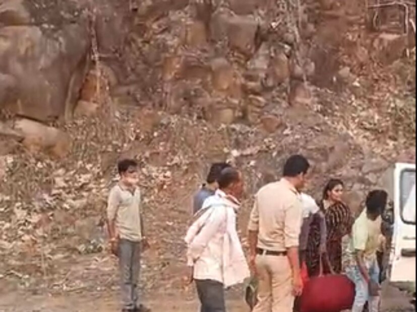 हा अपघात नेमका कसा झाला याबाबत माहिती मिळू शकलेली नाहीये, मात्र चालकाचं नियंत्रण सुटून हा अपघात झाला असावा असा अंदाज आहे. 