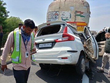 maruti ertiga चा भीषण अपघात, हायवेवर मृतदेहांचा खच, निम्मी कार ट्रेलरखाली गेली