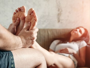 बायकोचे पाय दाबण्याने नवऱ्यांना मोठा फायदा; होतो असा 'चमत्कारिक' परिणाम बायकोचे पाय दाबण्याने नवऱ्यांना मोठा फायदा; होतो असा 'चमत्कारिक' परिणाम
