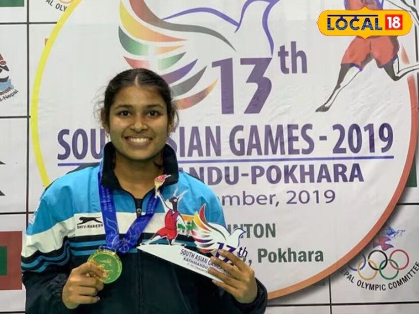  लहानपणापासून एवढी खेळण्याची आवड असूनही आता खेळता येणार नाही म्हणून कुहू थांबली नाही, तिनं हार मानली नाही. आता तिनं स्पर्धा परीक्षा द्यायचं ठरवलं, तिनं मोठ्या जिद्दीनं अभ्यासाला सुरूवात केली. सर्वात मोठी गोष्ट हीच आहे की, 6 वर्षे आंतरराष्ट्रीय बॅडमिंटन खेळणारी आणि वर्ल्ड चॅम्पियनशिपमध्ये क्वार्टर फायनल खेळणारी कुहू ही <a href="https://news18marathi.com/photogallery/viral/upsc-result-2023-srishti-dabas-got-the-6th-rank-know-her-full-success-story-l18w-mhij-1164384.html">IAS</a>/IPS होणारी पहिलीच खेळाडू आहे, असं तिच्या वडिलांनी म्हटलंय. (फोटो सौजन्य : सोशल मीडिया)