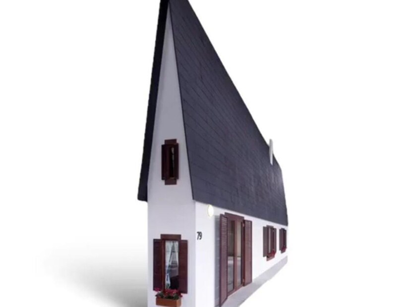 फ्रान्समधील नॉर्मंडी इथं हे घर आहे. एरविन वर्म नावाच्या प्रसिद्ध कलाकाराने हे घर बांधलं होतं. तुम्हाला हे जाणून आश्चर्य वाटेल की या घराचा आकार 7x13x16 मीटर आहे.