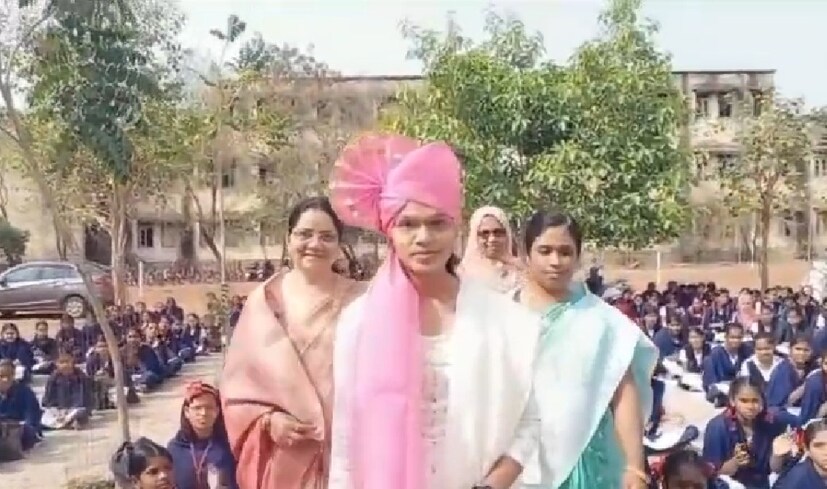उजमा हिचा जन्म जन्म 1996 मध्ये झाला. पण ती 4 महिन्यांची असताना तिचे वडील वारले. त्यामुळे वडिलांच्या निधनानंतर अहमदनगरमधून तिची आई तिला घेऊन आपल्या माहेरी बीड जिल्ह्यातील आष्टी या ठिकाणी आल्या. तिची आई दोन मावशी आणि ती असे सर्वजण सोबत राहू लागले. घरची परिस्थिती अत्यंत हलाखीची असताना त्याच परिस्थितीत तिच्या आईने तिचे पालनपोषण केले आणि आज हीच उजमा पोलीस उपनिरीक्षक म्हणजेच पोलीस सब इन्स्पेक्टर झाली आहे. उजमा हिचा जन्म जन्म 1996 मध्ये झाला. पण ती 4 महिन्यांची असताना तिचे वडील वारले. त्यामुळे वडिलांच्या निधनानंतर अहमदनगरमधून तिची आई तिला घेऊन आपल्या माहेरी बीड जिल्ह्यातील आष्टी या ठिकाणी आल्या. तिची आई दोन मावशी आणि ती असे सर्वजण सोबत राहू लागले. घरची परिस्थिती अत्यंत हलाखीची असताना त्याच परिस्थितीत तिच्या आईने तिचे पालनपोषण केले आणि आज हीच उजमा पोलीस उपनिरीक्षक म्हणजेच पोलीस सब इन्स्पेक्टर झाली आहे.