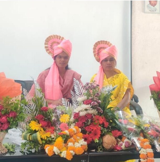 फक्त एका मार्काने तिचं यश हुकल्याने उजमा फार निराश झाली होती. मात्र, याचवेळी तिला तिच्या कुटुंबीयांनी फार आधार दिला. ही परीक्षा आयुष्यातील शेवटची तर परीक्षा नाही ना, मग पुन्हा देता येईलच, असे म्हणत तिच्या आईने तिचा आत्मविश्वास वाढवला. त्यामुळे यानंतरही तिने सातत्याने पाठपुरावा केला आणि शेवटी ती प्रतिक्षा यादी 18 मार्च 2024 रोजी जाहीर झाली. यामध्ये उजमा हिची पोलीस उपनिरीक्षकपदी निवड झाली. माझ्या या प्रवासात आई, बहीण तिचे पती, आणि आत्याच्या कुटुंबीयांनी पण खूप मोलाचे सहकार्य केले असे ती म्हणाली.