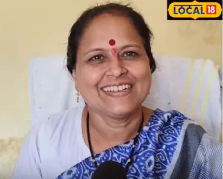 सुनीता दीक्षित असे या शिक्षिकेचे नाव आहे. लोकल18 च्यी टीमने त्यांच्याशी संवाद साधला. यावेळी त्यांनी सांगितले की, 2003-04 मध्ये मी पाहिले की गरीब, असहाय, रस्त्यावर भाजीचे स्टॉल चालवून उदरनिर्वाह करणाऱ्या मुलांना दर्जेदार शिक्षण मिळत नाही. म्हणून मग मी त्यांना शिकवण्याची मोहीम सुरू केली. प्रत्येक घरात शिक्षण पोहोचावे, माझे हे ध्येय एकच होते.  सुनीता दीक्षित असे या शिक्षिकेचे नाव आहे. लोकल18 च्यी टीमने त्यांच्याशी संवाद साधला. यावेळी त्यांनी सांगितले की, 2003-04 मध्ये मी पाहिले की गरीब, असहाय, रस्त्यावर भाजीचे स्टॉल चालवून उदरनिर्वाह करणाऱ्या मुलांना दर्जेदार शिक्षण मिळत नाही. म्हणून मग मी त्यांना शिकवण्याची मोहीम सुरू केली. प्रत्येक घरात शिक्षण पोहोचावे, माझे हे ध्येय एकच होते.