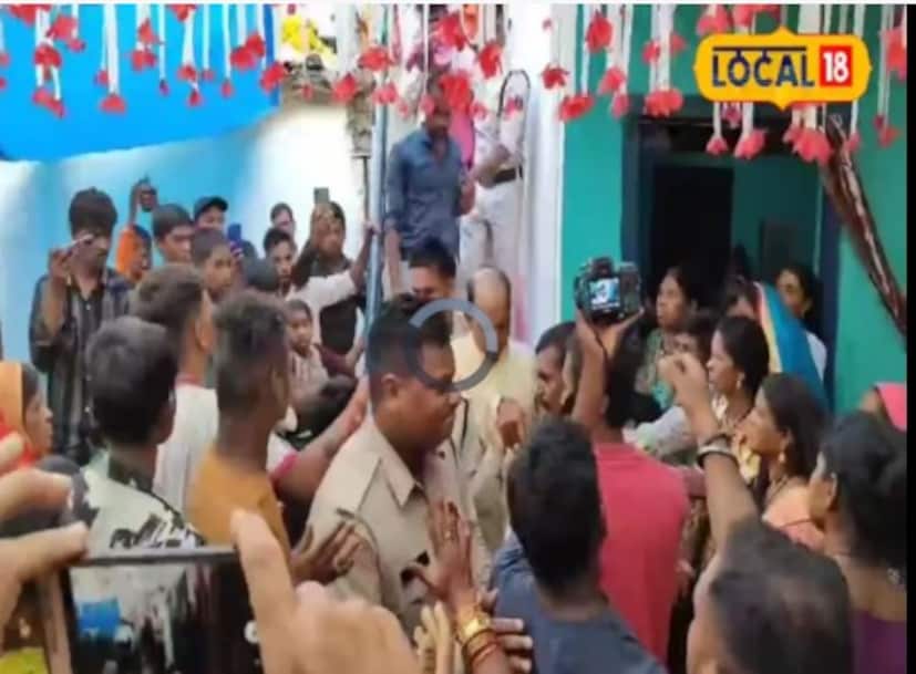 छत्तीसगडच्या कोरबा जिल्ह्यात वरात घेऊन आलेल्या वराला वधूच्या कुटुंबीयांनी बुटांची माळा घालून मारहाण केली. वराला होत असलेली मारहाण पाहून वरातीही घटनास्थळावरुन फरार झाले. 