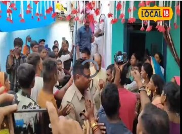 वरात घेऊन आला, पण त्याचं बिंग फुटलं, सत्य समोर येताच झाला मोठा गोंधळ वरात घेऊन आला, पण त्याचं बिंग फुटलं, सत्य समोर येताच झाला मोठा गोंधळ