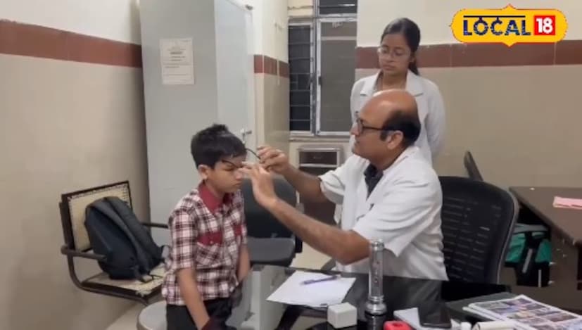 रिकाम्या वेळेत तासनतास मोबाईल वापरत असल्याने मुलांना डोळ्यांचा त्रास होत आहे. जोधपुरच्या मथुरादास माथुर हॉस्पिटलच्या ओपीडीमध्ये ही मुलांची संख्या वाढल्याचे दिसून आले आहे. त्यामुळे तज्ज्ञांनी मुलांच्या कुटुंबीयांना महत्त्वाचा सल्ला दिला आहे. मुलांना डोळ्यांचा कोणत्याही प्रकारच्या आजाराचा सामना करावा लागू नये म्हणून मुलांची विशेष काळजी घ्यावी, असा सल्ला डॉक्टरांनी दिला आहे.