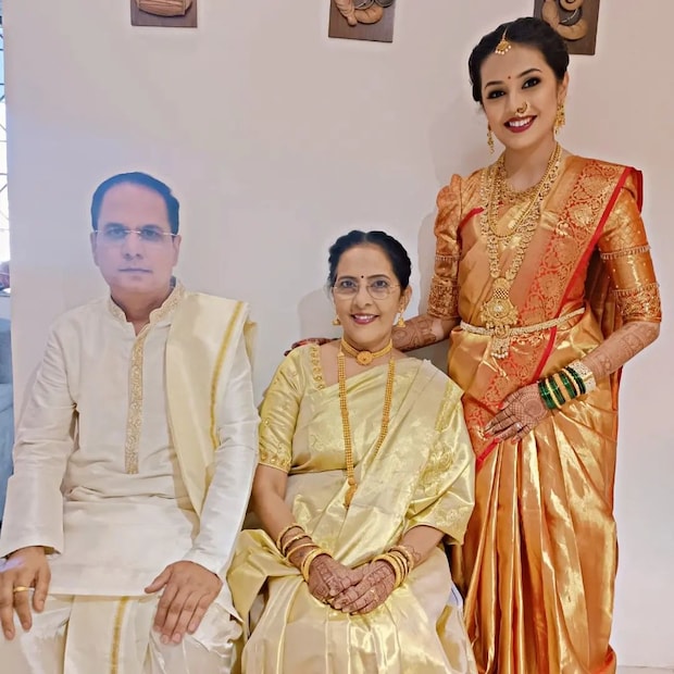 शिवानीनं आईच्या वाढदिवसाला त्यांचे काही जुने फोटो शेअर केलेत.