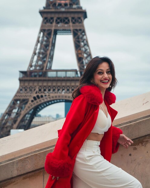 आता मानसीसोबत पॅरिसमध्ये नक्की कोण होतं त्याचा फोटो समोर आला आहे. नुकतंच मानसीने या व्यक्तीसोबतचा फोटो शेअर केला आहे. 