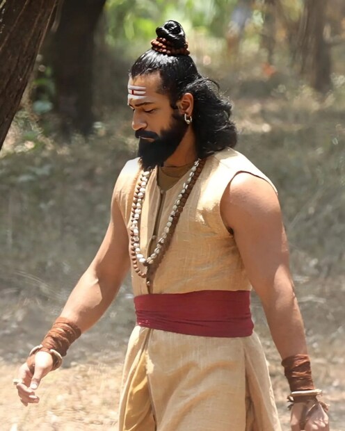  छत्रपती संभाजी महाराजांच्या भूमिकेसाठी विकीने दाढी आणि मिशा वाढवल्या आहेत. याशिवाय त्याचे केसही वाढलेले दिसत आहे. 
