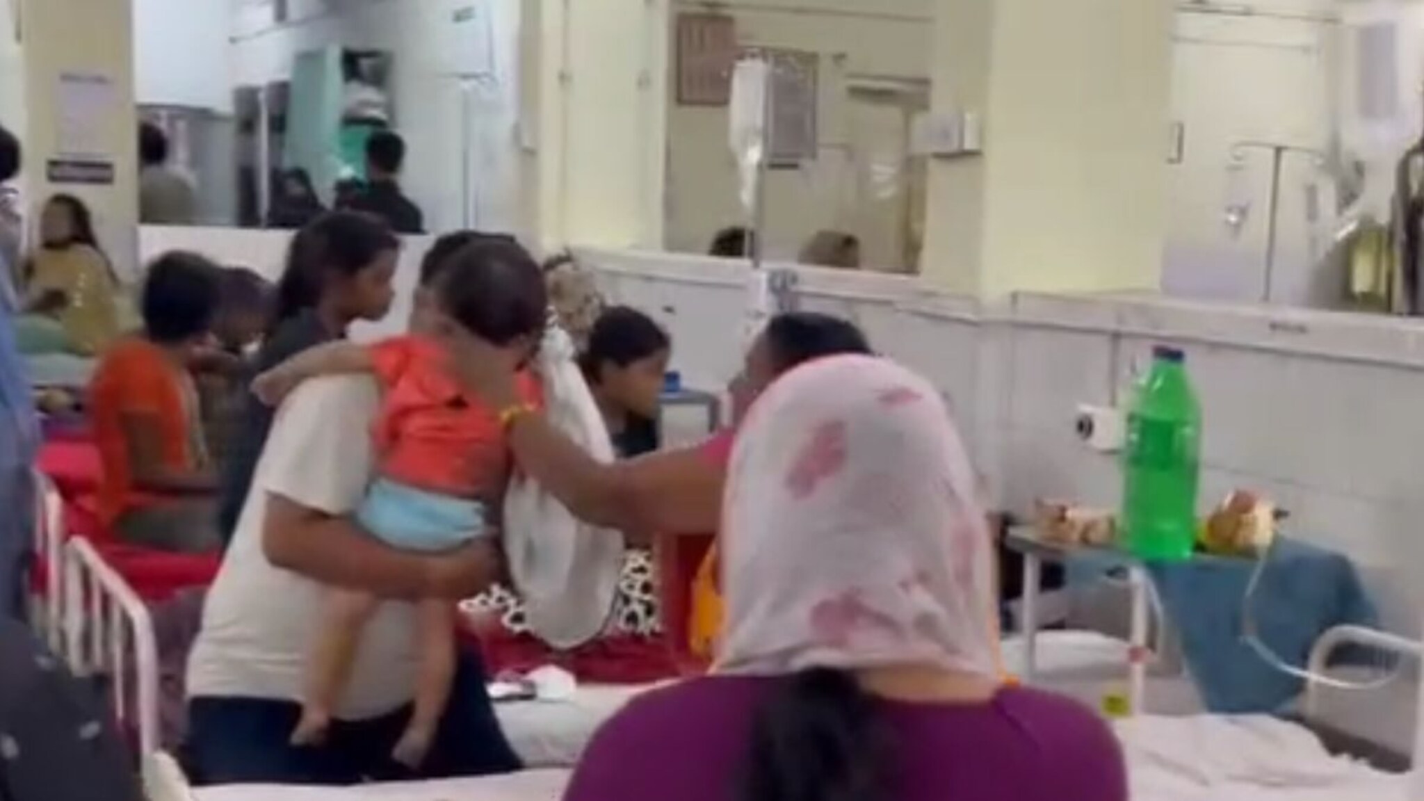 Chandrapur News : मोठी बातमी! 100 जणांना अन्नातून विषबाधा, एकाचा मृत्यू